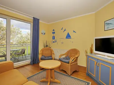 Wohnzimmer mit Korbsessel und TV