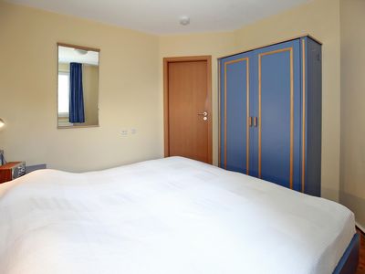 Schlafzimmer mit Schrank und Spiegel