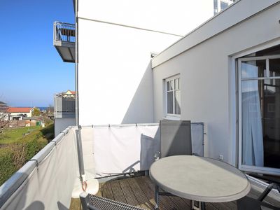 Balkon mit seitlichem Meerblick