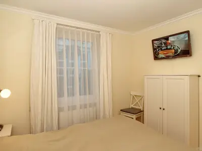 Schlafzimmer mit Doppelbett und TV