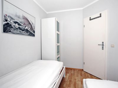 2. Schlafzimmer mit Kleiderschrank und TV