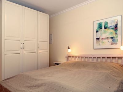 Schlafzimmer mit Doppelbett und Kleiderschrank