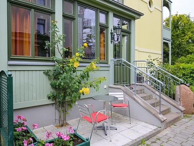 Terrasse mit Gartenmöbeln