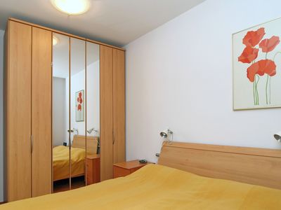 Schlafzimmer mit Doppelbett und Kleiderschrank