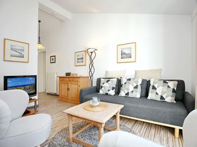 Wohnzimmer mit Sofa und Sessel