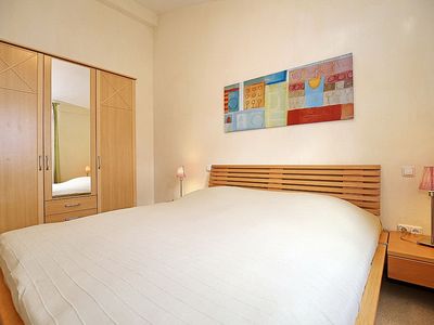 Schlafzimmer mit Doppelbett und Kleiderschrank