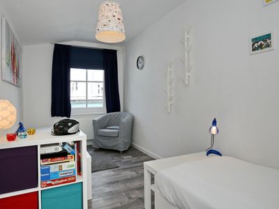 2. Schlafzimmer mit 2 Einzelbetten und Sessel