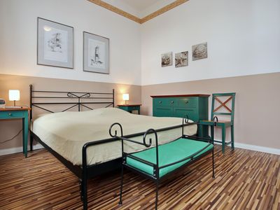 Schlafzimmer mit Doppelbett und Kommode