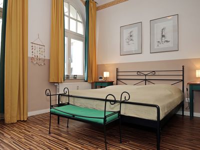 Schlafzimmer mit Doppelbett