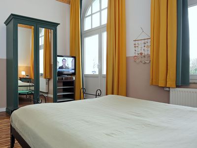 Schlafzimmer mit Kleiderschrank und TV