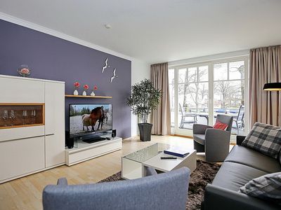 Wohnzimmer mit Schlafcouch und TV