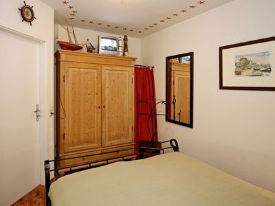 Schlafzimmer mit Doppelbett und Kleiderschrank