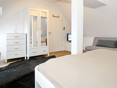 Schlafzimmer mit Kleiderschrank und Kommode