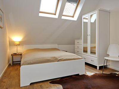 2. Schlafzimmer mit Doppelbett und Kleiderschrank