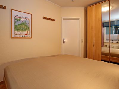 Schlafzimmer mit Doppelbett und Kleiderschrank