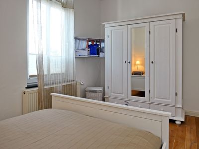 Schlafzimmer mit Doppelbett und Kleiderschrank