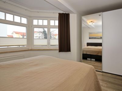 Schlafzimmer mit Doppelbett und Kleiderschrank