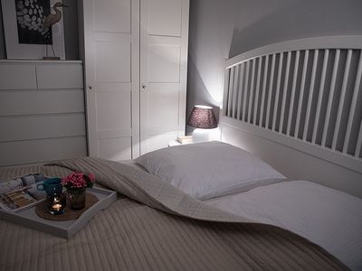 Schlafzimmer mit Doppelbett und Kleiderschrank