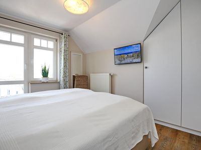 Schlafzimmer mit Doppelbett und Kleiderschrank