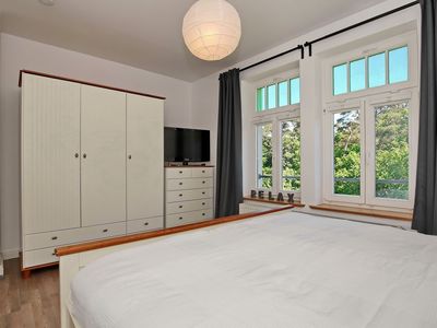 Schlafzimmer mit Doppelbett und Kleiderschrank