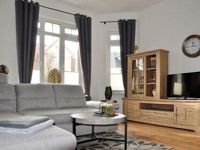 Wohnzimmer mit Ecksofa und TV