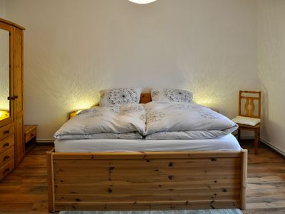 Schlafzimmer mit Doppelbett und Kleiderschrank