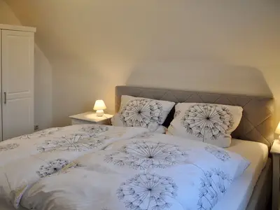 Schlafzimmer mit Doppelbett und Kleiderschrank