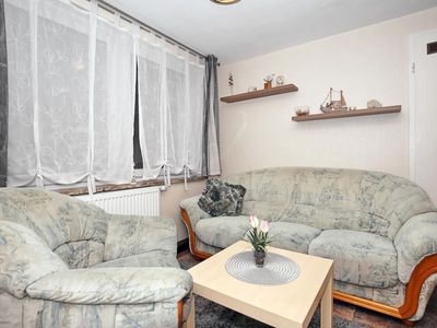 Wohnzimmer mit Sofa und Sessel