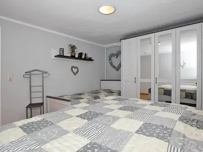 Schlafzimmer mit Doppelbett und Einzelbett