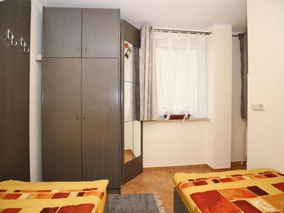 Schlafzimmer mit 2 Einzelbetten und Kleiderschrank