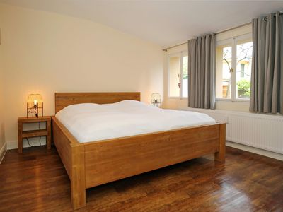 Schlafzimmer mit Doppelbett