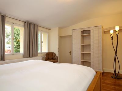 Schlafzimmer mit Kleiderschrank