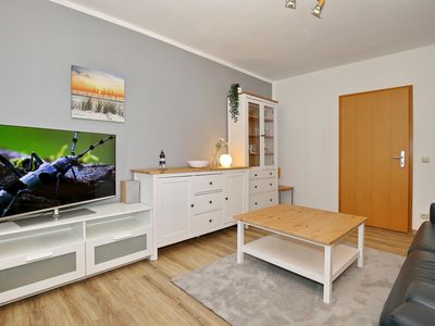 Wohnzimmer mit TV und Kommode