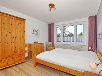 Schlafzimmer mit Kleiderschrank und Kommode