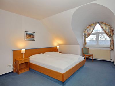 erstes Schlafzimmer mit Doppelbett