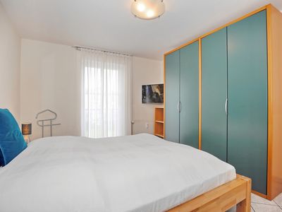 Schlafzimmer mit Kleiderschrank und TV