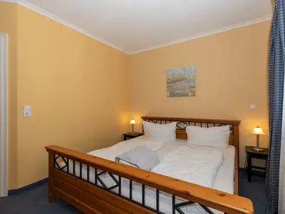 Schlafzimmer mit Doppelbett