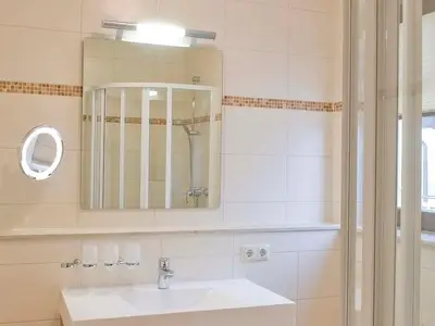 Badezimmer mit Dusche