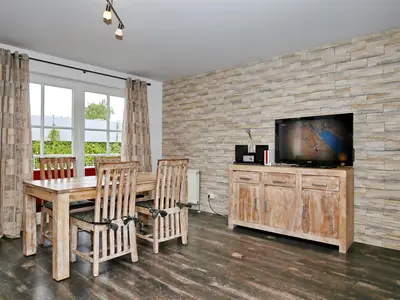 Wohnzimmer mit Esstisch und TV