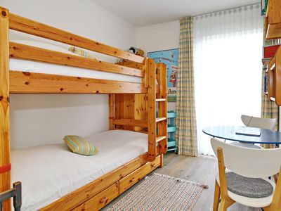 2. Schlafzimmer mit Etagenbett und Kleiderschrank