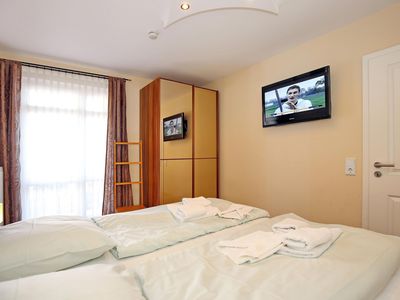 2. Schlafzimmer mit Doppelbett und TV