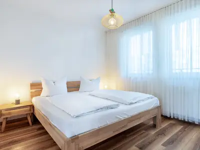 Schlafzimmer mit Doppelbett