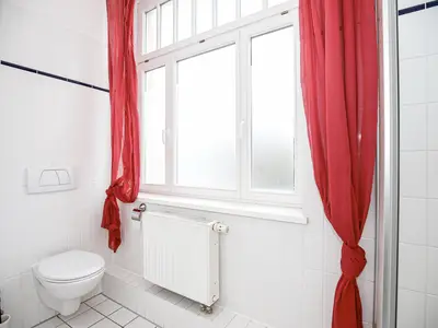 Bad mit Fenster und Waschbecken