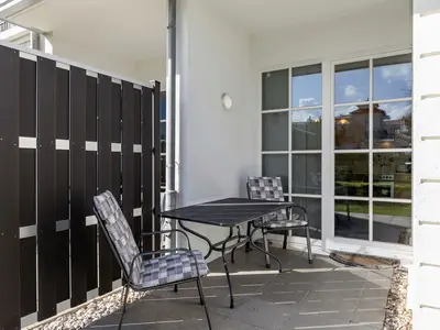 Terrasse mit Gartenmöbeln