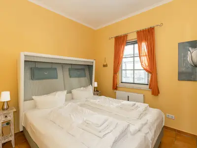 Schlafzimmer mit Doppelbett