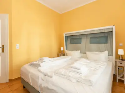 Schlafzimmer mit Doppelbett