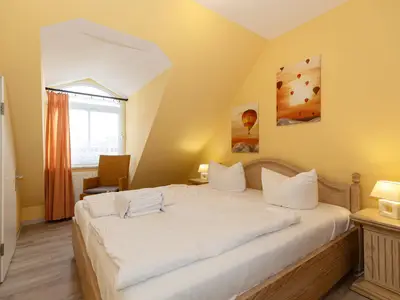 Schlafzimmer mit Doppelbett