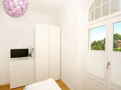 Zweites Schlafzimmer mit Kleiderschrank