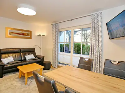 Wohnbereich mit Sofa und TV