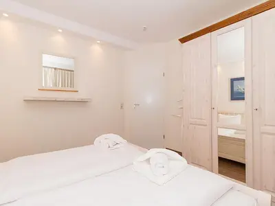 Schlafzimmer mit Doppelbett